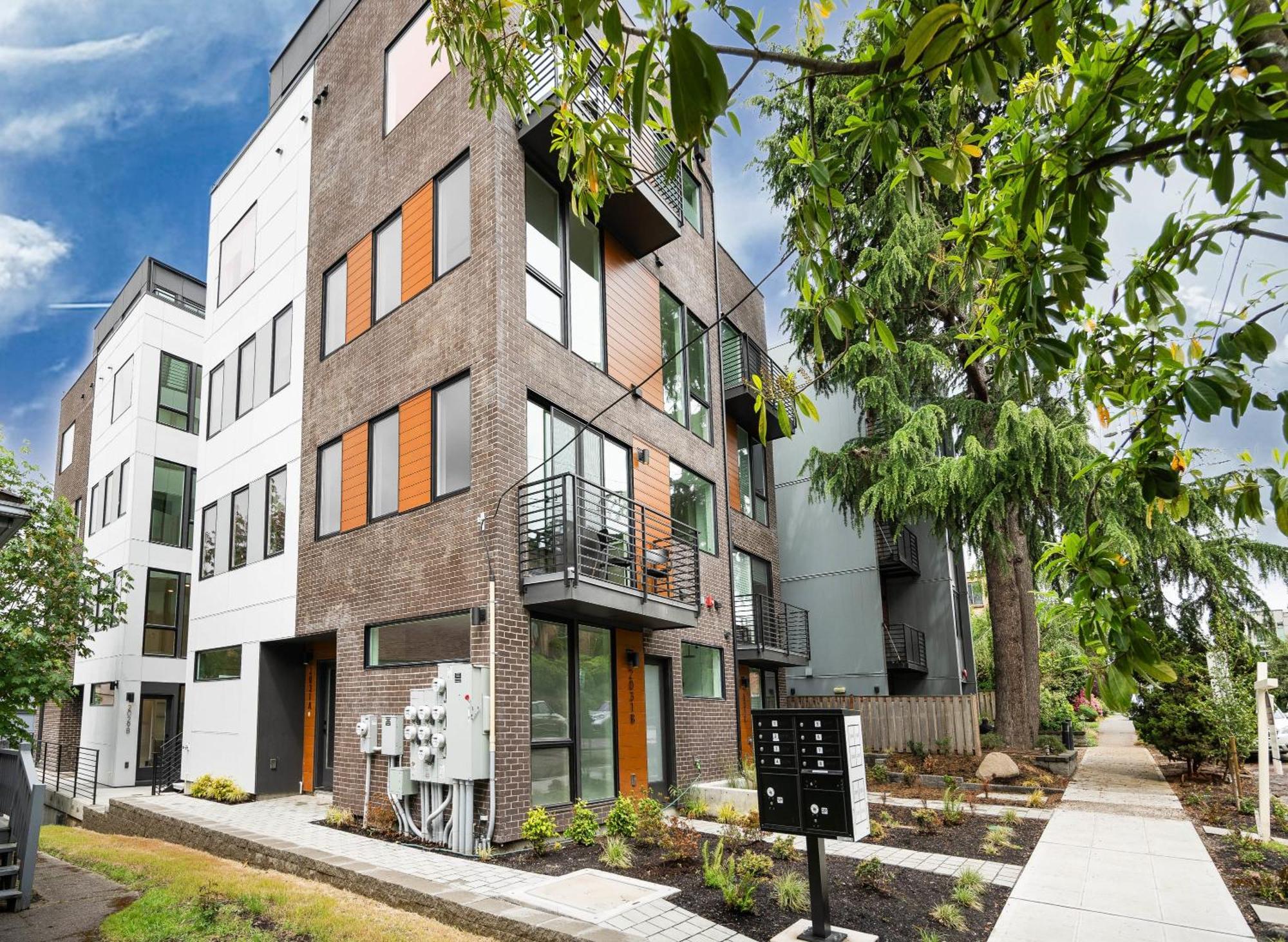 Brand New Eastlake - Slu Uw Shops & Eats